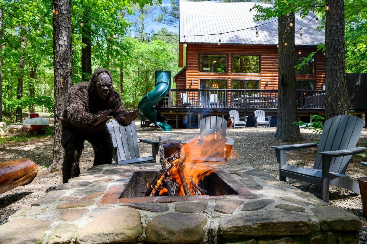 Hickory Bear - Cabin Surrounded By Pines, Sleeps 10, Hot Tub, Fire Pit, Arcade, Foosball Table & Deck Slide โบรคเคนโบว์ ภายนอก รูปภาพ