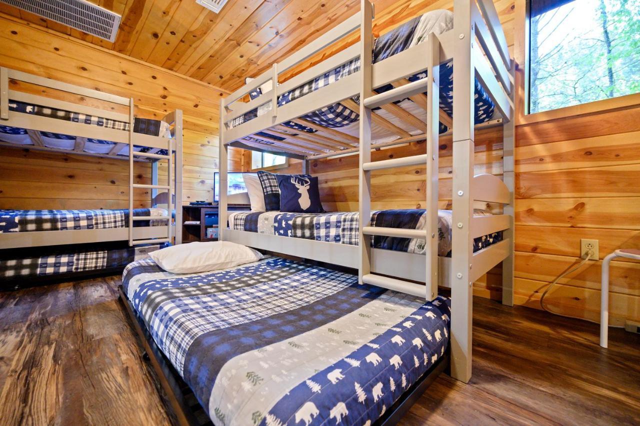 Hickory Bear - Cabin Surrounded By Pines, Sleeps 10, Hot Tub, Fire Pit, Arcade, Foosball Table & Deck Slide โบรคเคนโบว์ ภายนอก รูปภาพ