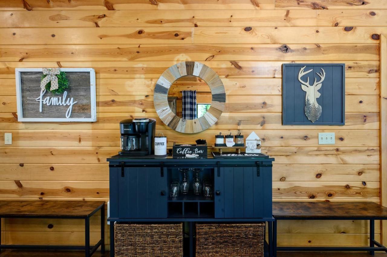Hickory Bear - Cabin Surrounded By Pines, Sleeps 10, Hot Tub, Fire Pit, Arcade, Foosball Table & Deck Slide โบรคเคนโบว์ ภายนอก รูปภาพ