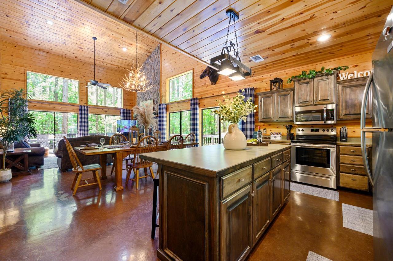 Hickory Bear - Cabin Surrounded By Pines, Sleeps 10, Hot Tub, Fire Pit, Arcade, Foosball Table & Deck Slide โบรคเคนโบว์ ภายนอก รูปภาพ