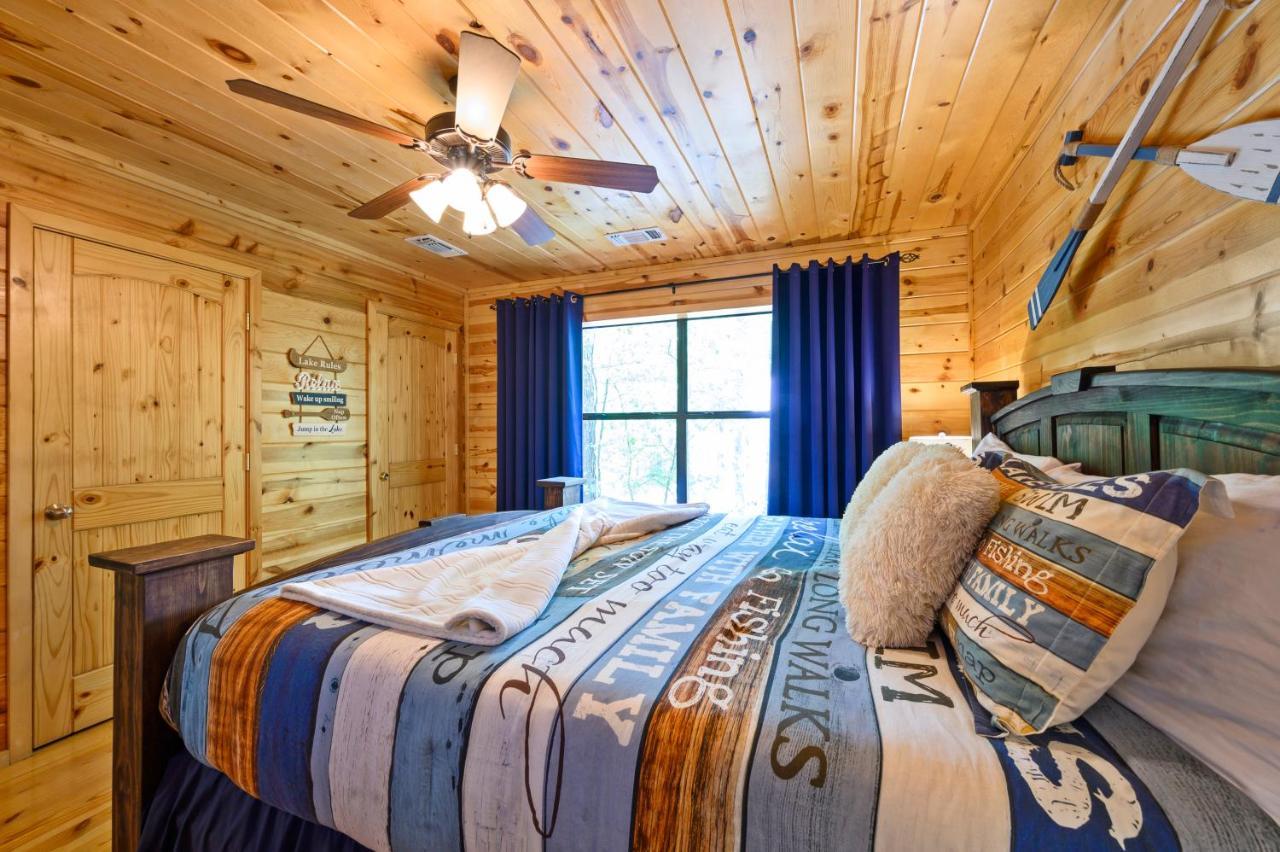 Hickory Bear - Cabin Surrounded By Pines, Sleeps 10, Hot Tub, Fire Pit, Arcade, Foosball Table & Deck Slide โบรคเคนโบว์ ภายนอก รูปภาพ