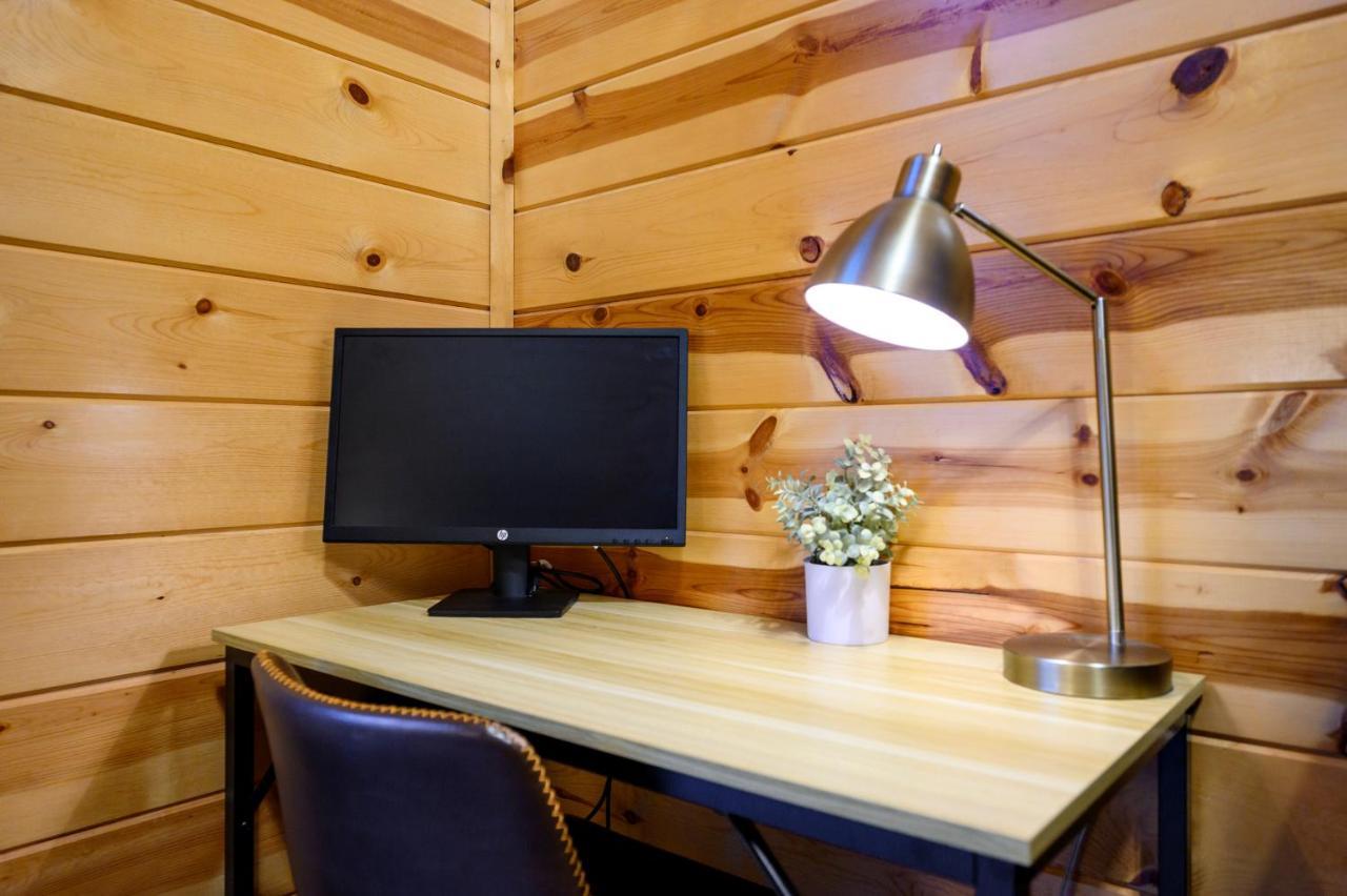 Hickory Bear - Cabin Surrounded By Pines, Sleeps 10, Hot Tub, Fire Pit, Arcade, Foosball Table & Deck Slide โบรคเคนโบว์ ภายนอก รูปภาพ
