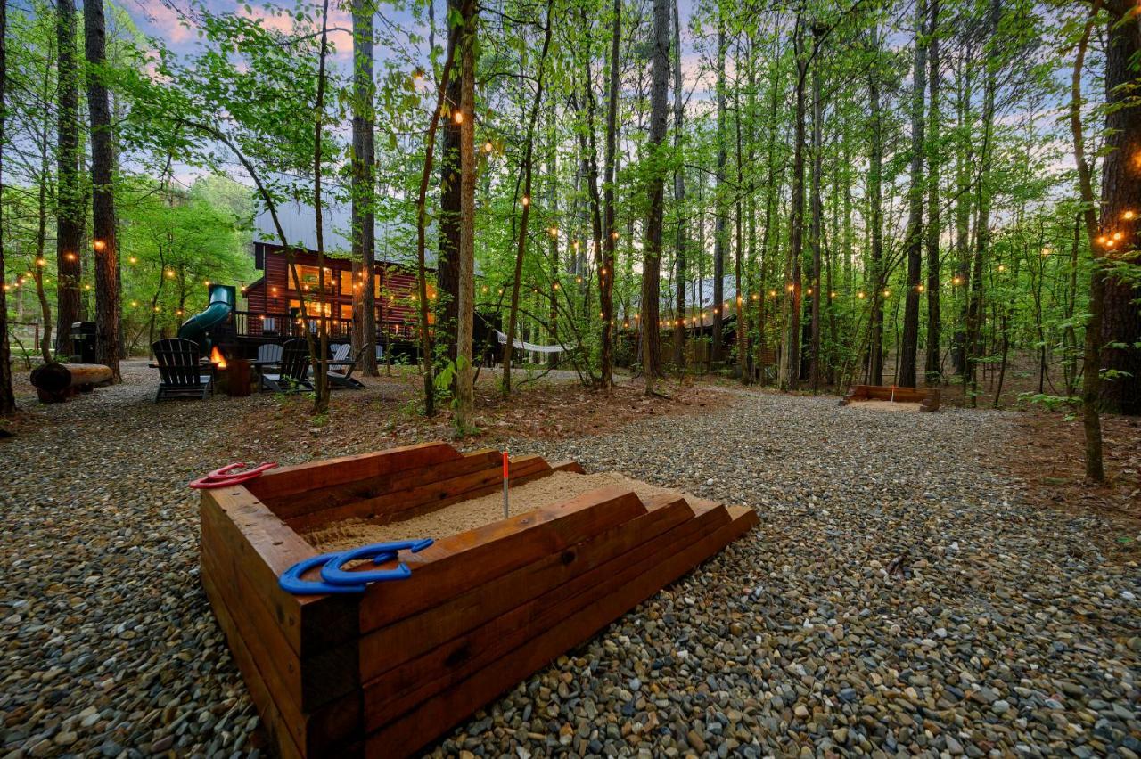 Hickory Bear - Cabin Surrounded By Pines, Sleeps 10, Hot Tub, Fire Pit, Arcade, Foosball Table & Deck Slide โบรคเคนโบว์ ภายนอก รูปภาพ