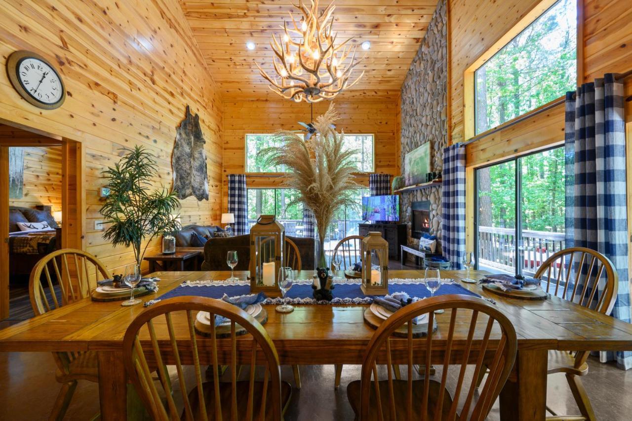 Hickory Bear - Cabin Surrounded By Pines, Sleeps 10, Hot Tub, Fire Pit, Arcade, Foosball Table & Deck Slide โบรคเคนโบว์ ภายนอก รูปภาพ