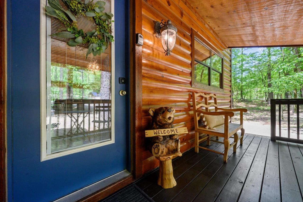 Hickory Bear - Cabin Surrounded By Pines, Sleeps 10, Hot Tub, Fire Pit, Arcade, Foosball Table & Deck Slide โบรคเคนโบว์ ภายนอก รูปภาพ