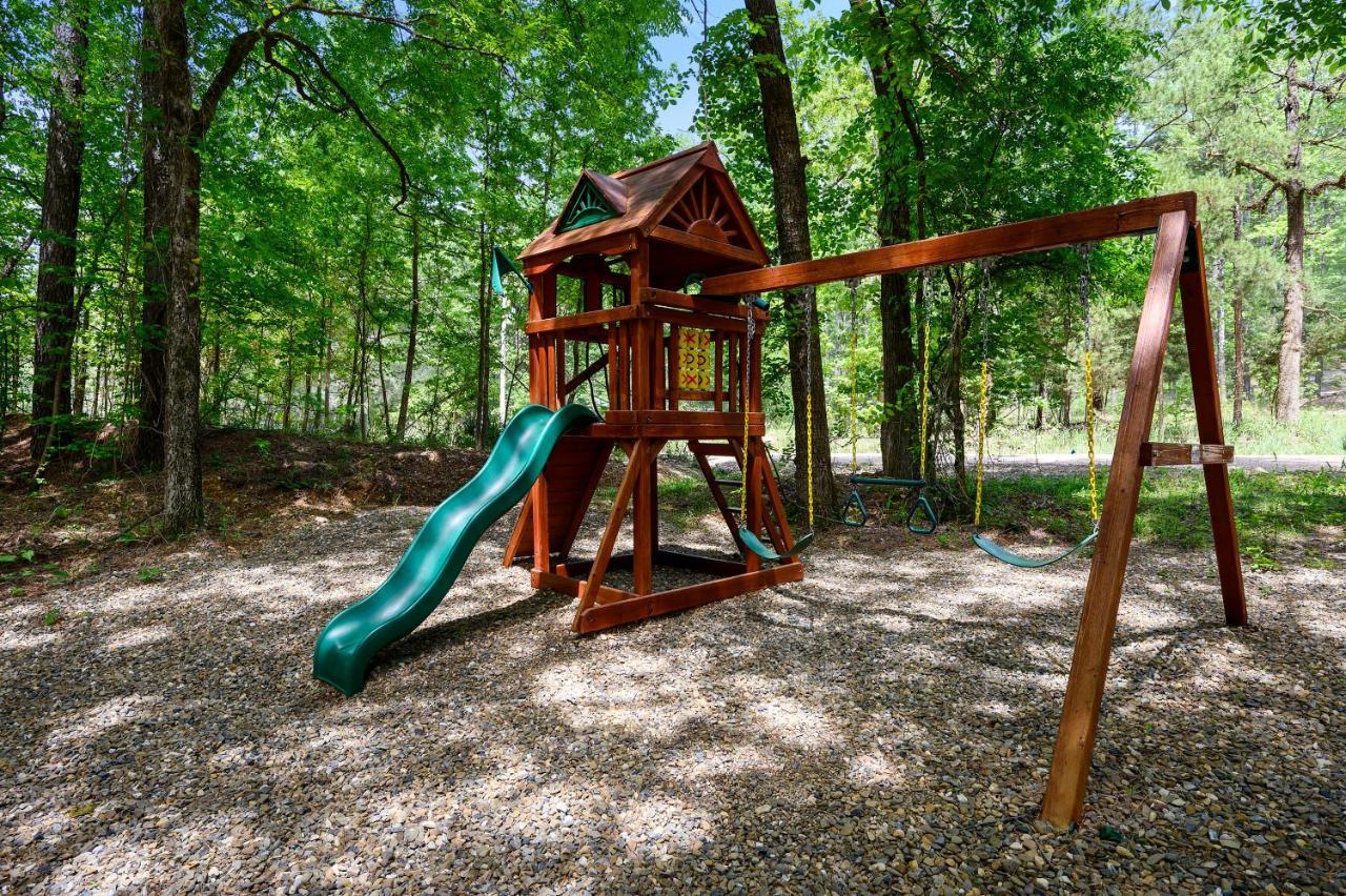 Hickory Bear - Cabin Surrounded By Pines, Sleeps 10, Hot Tub, Fire Pit, Arcade, Foosball Table & Deck Slide โบรคเคนโบว์ ภายนอก รูปภาพ