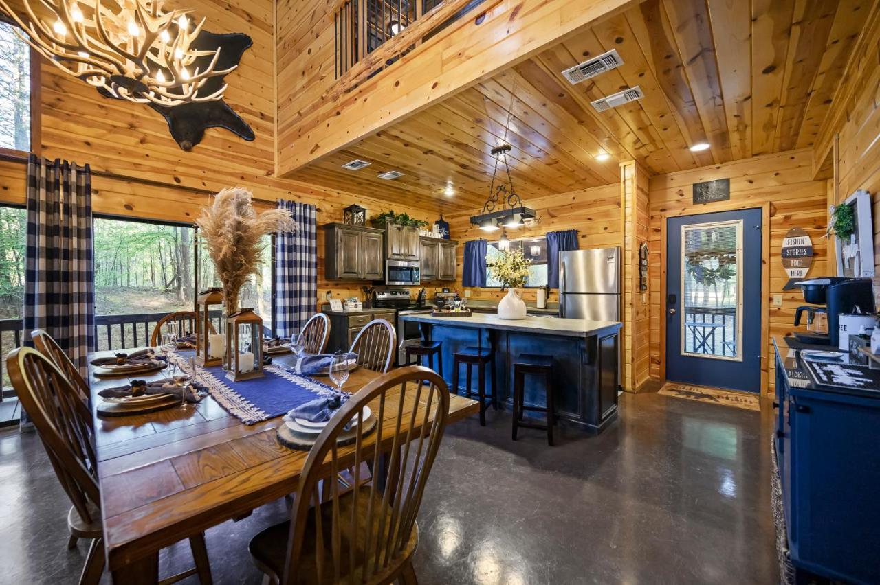 Hickory Bear - Cabin Surrounded By Pines, Sleeps 10, Hot Tub, Fire Pit, Arcade, Foosball Table & Deck Slide โบรคเคนโบว์ ภายนอก รูปภาพ