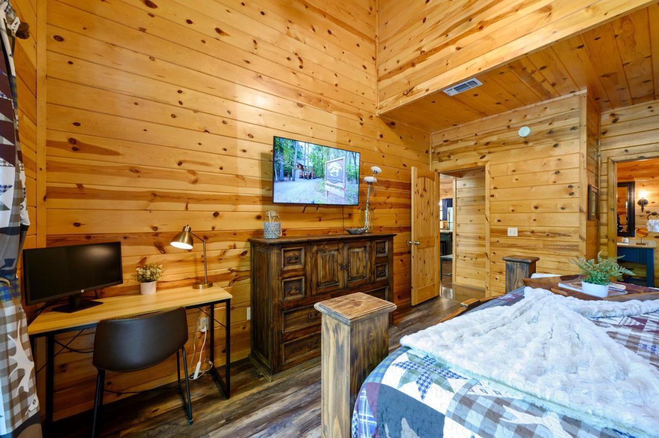Hickory Bear - Cabin Surrounded By Pines, Sleeps 10, Hot Tub, Fire Pit, Arcade, Foosball Table & Deck Slide โบรคเคนโบว์ ภายนอก รูปภาพ
