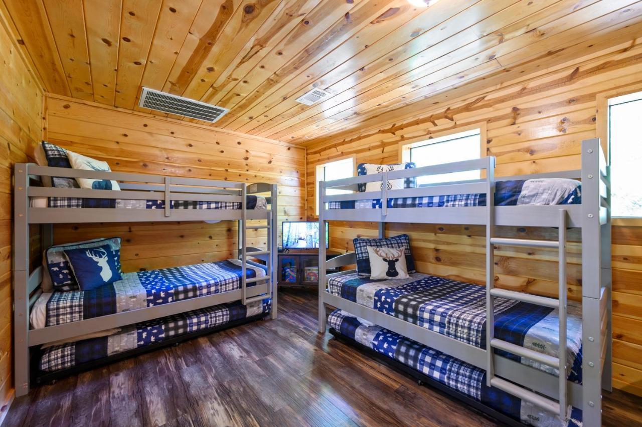 Hickory Bear - Cabin Surrounded By Pines, Sleeps 10, Hot Tub, Fire Pit, Arcade, Foosball Table & Deck Slide โบรคเคนโบว์ ภายนอก รูปภาพ
