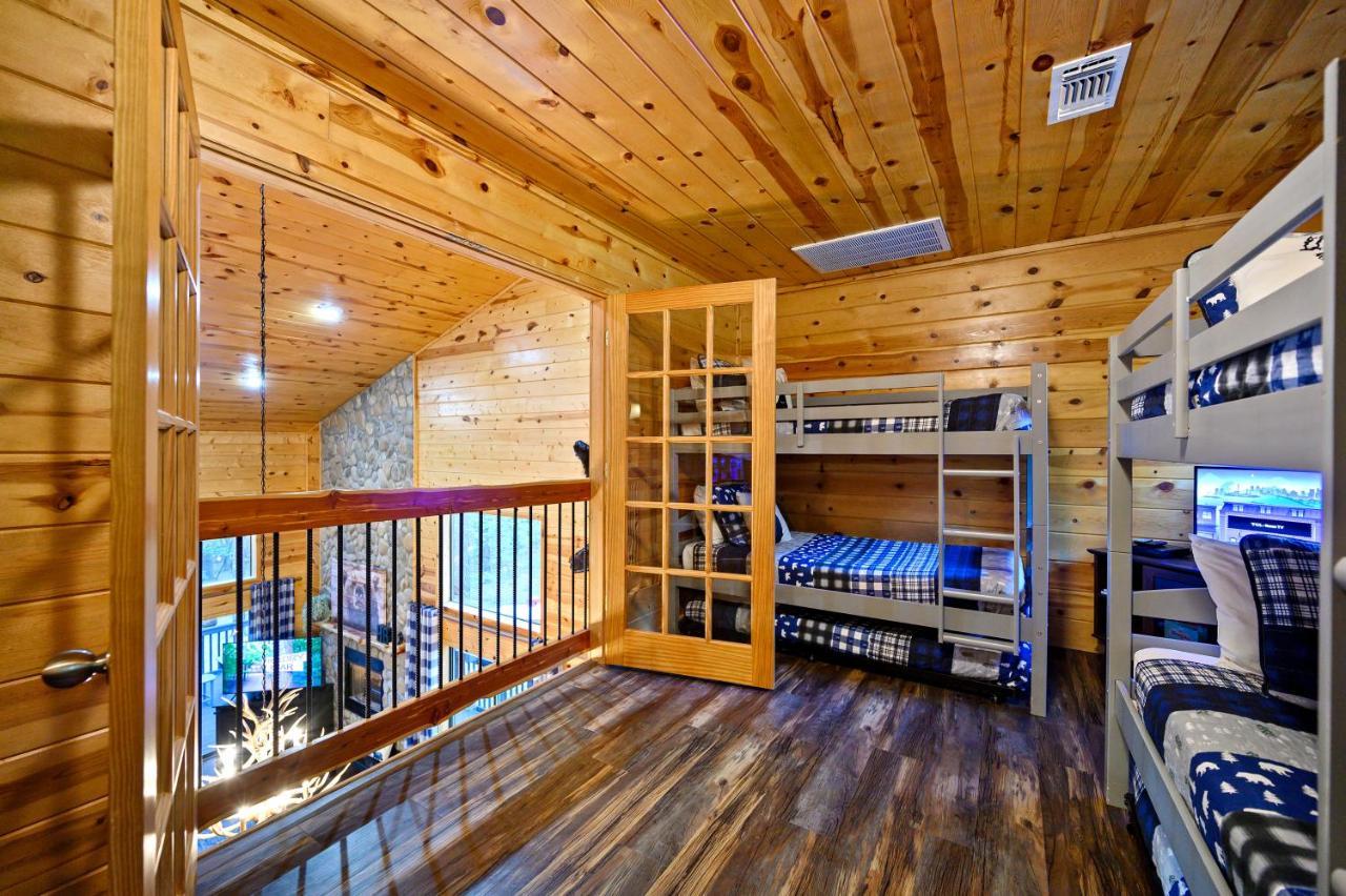 Hickory Bear - Cabin Surrounded By Pines, Sleeps 10, Hot Tub, Fire Pit, Arcade, Foosball Table & Deck Slide โบรคเคนโบว์ ภายนอก รูปภาพ