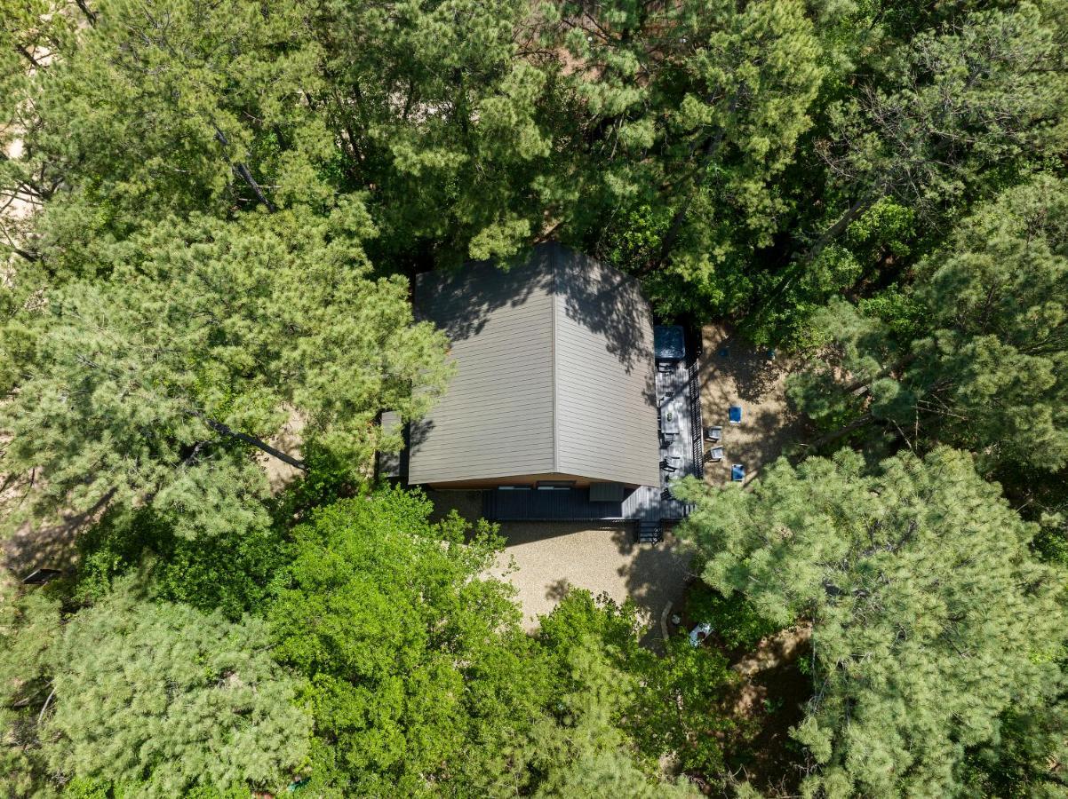 Hickory Bear - Cabin Surrounded By Pines, Sleeps 10, Hot Tub, Fire Pit, Arcade, Foosball Table & Deck Slide โบรคเคนโบว์ ภายนอก รูปภาพ