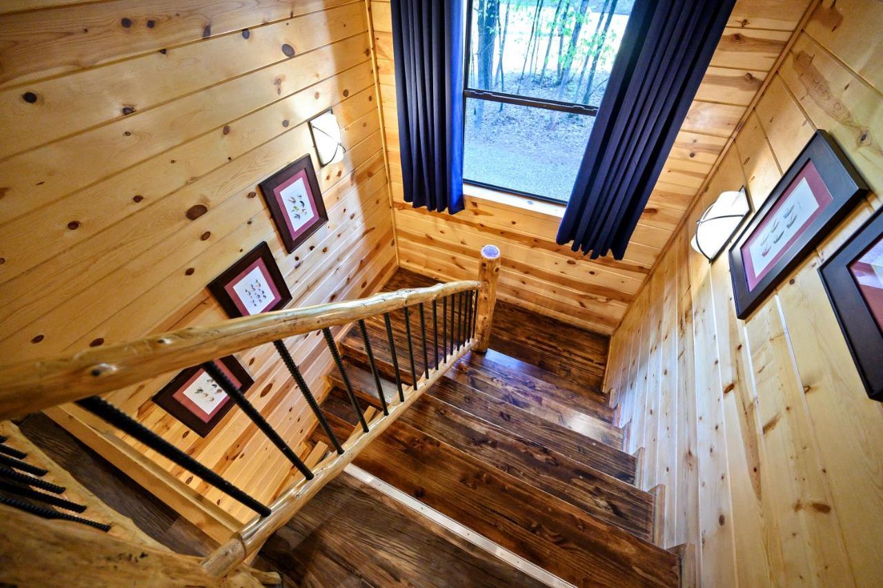 Hickory Bear - Cabin Surrounded By Pines, Sleeps 10, Hot Tub, Fire Pit, Arcade, Foosball Table & Deck Slide โบรคเคนโบว์ ภายนอก รูปภาพ