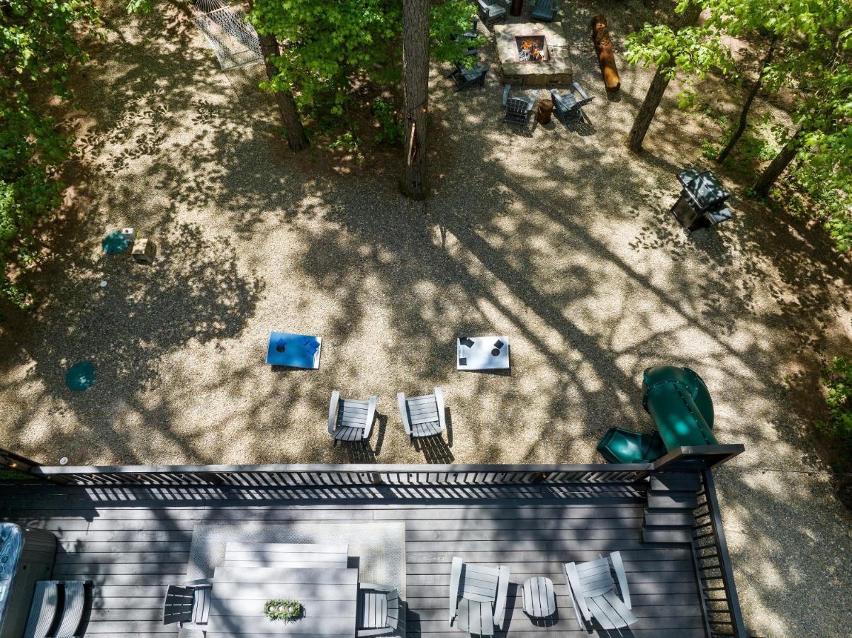 Hickory Bear - Cabin Surrounded By Pines, Sleeps 10, Hot Tub, Fire Pit, Arcade, Foosball Table & Deck Slide โบรคเคนโบว์ ภายนอก รูปภาพ