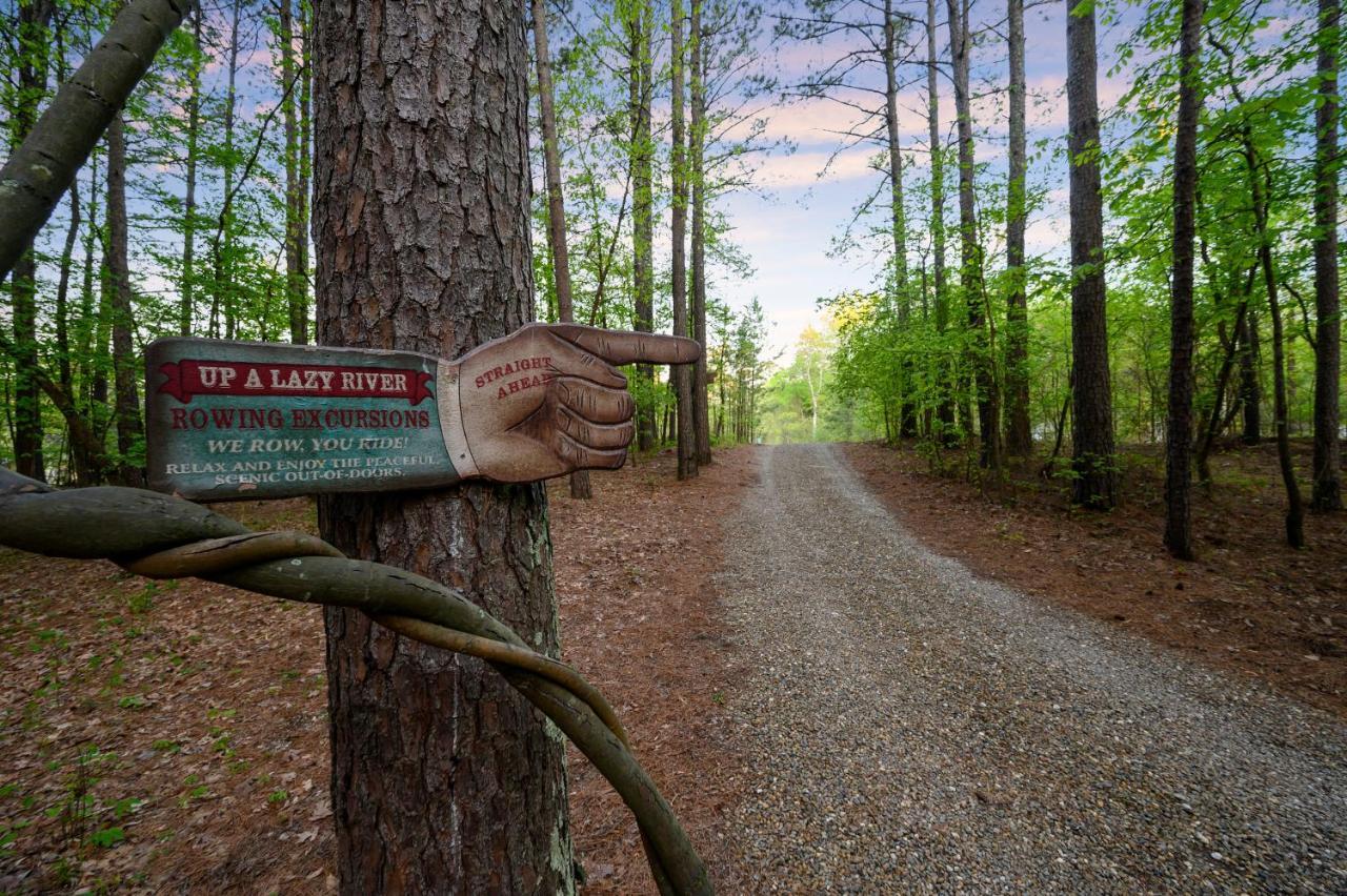 Hickory Bear - Cabin Surrounded By Pines, Sleeps 10, Hot Tub, Fire Pit, Arcade, Foosball Table & Deck Slide โบรคเคนโบว์ ภายนอก รูปภาพ