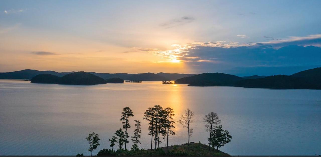 Hickory Bear - Cabin Surrounded By Pines, Sleeps 10, Hot Tub, Fire Pit, Arcade, Foosball Table & Deck Slide โบรคเคนโบว์ ภายนอก รูปภาพ